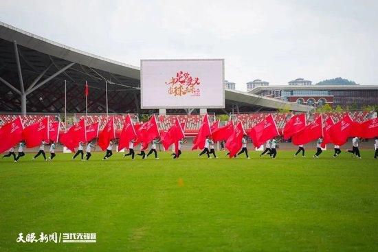 本场比赛，字母哥出战39分钟，投篮22中10，三分3中1，罚球11中5，得到26分17篮板3助攻。